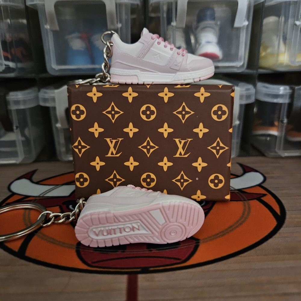 Fashion pair of mini sneakers keychain.(Pink/White). - Picture 2 of 8